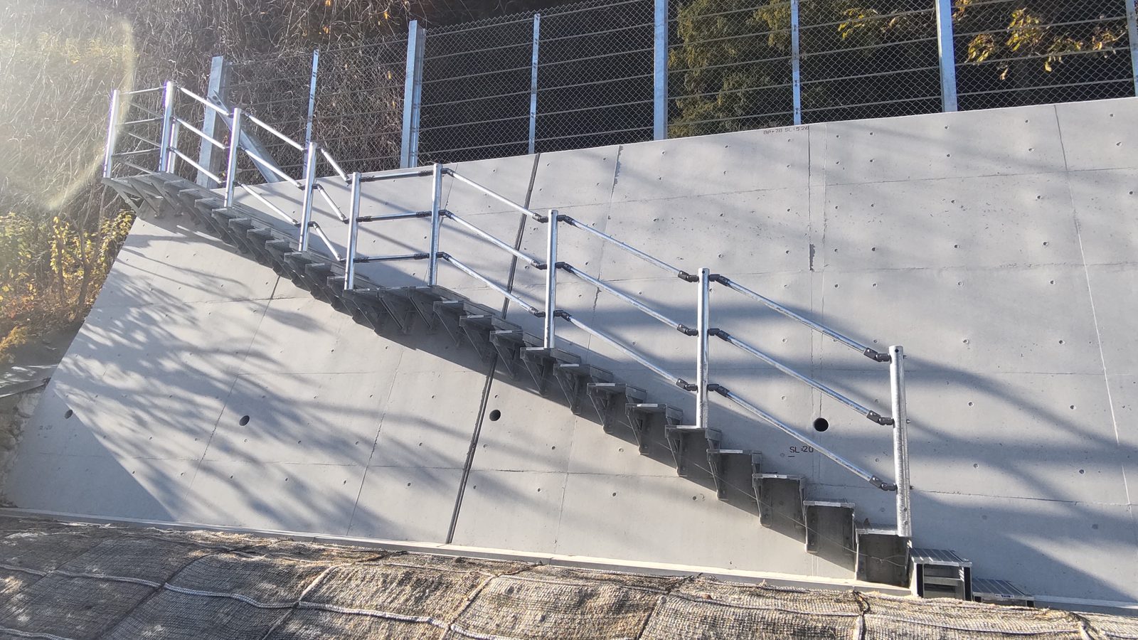 D-step グレーチング製あと付け片持ち階段